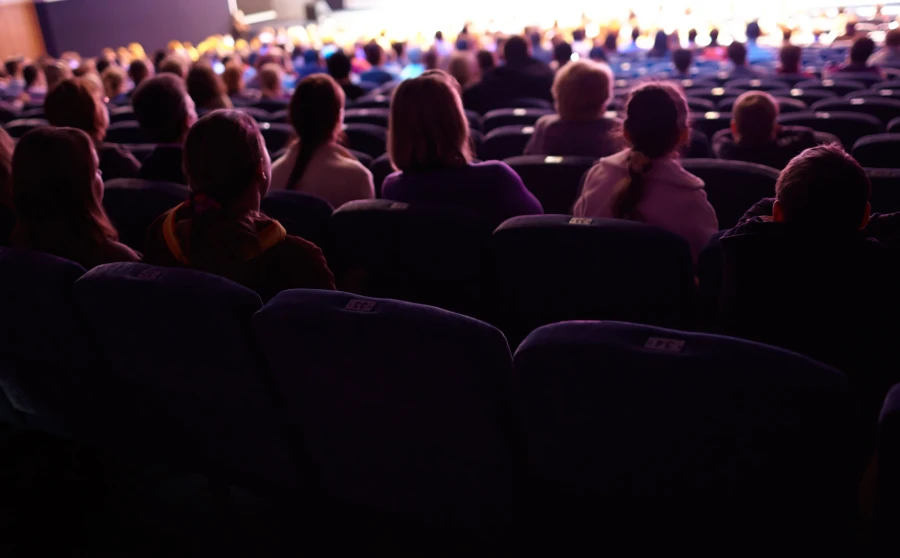 Publiek in de filmzaal tijdens Tegenstroom